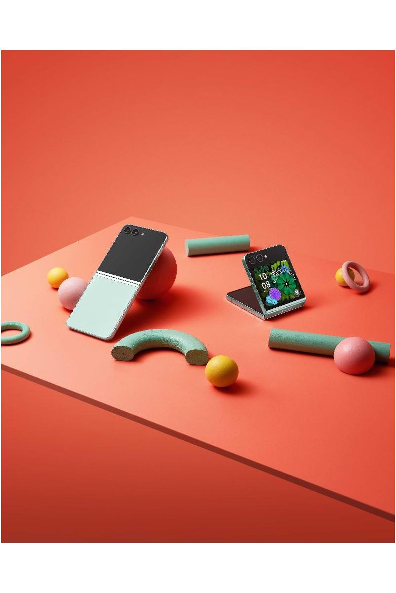 Galaxy Z Flip5 in Mint, Front + Back view