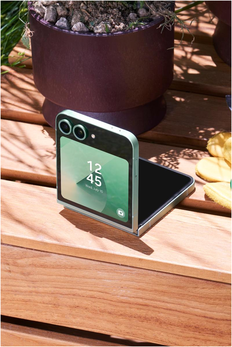 Galaxy Z Flip6 in Mint, front and back view