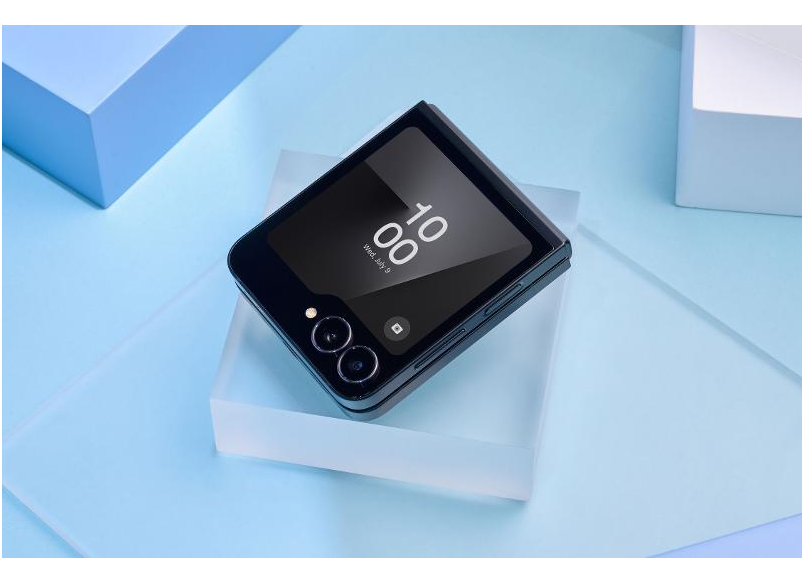 Galaxy Z Flip7 FE in Black, Front + Back view
