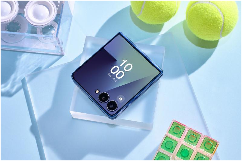 Galaxy Z Flip7 in Blue Shadow, front and back view