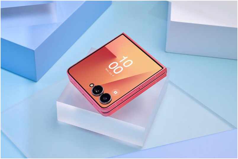 Galaxy Z Flip7 in Coral, front and back view